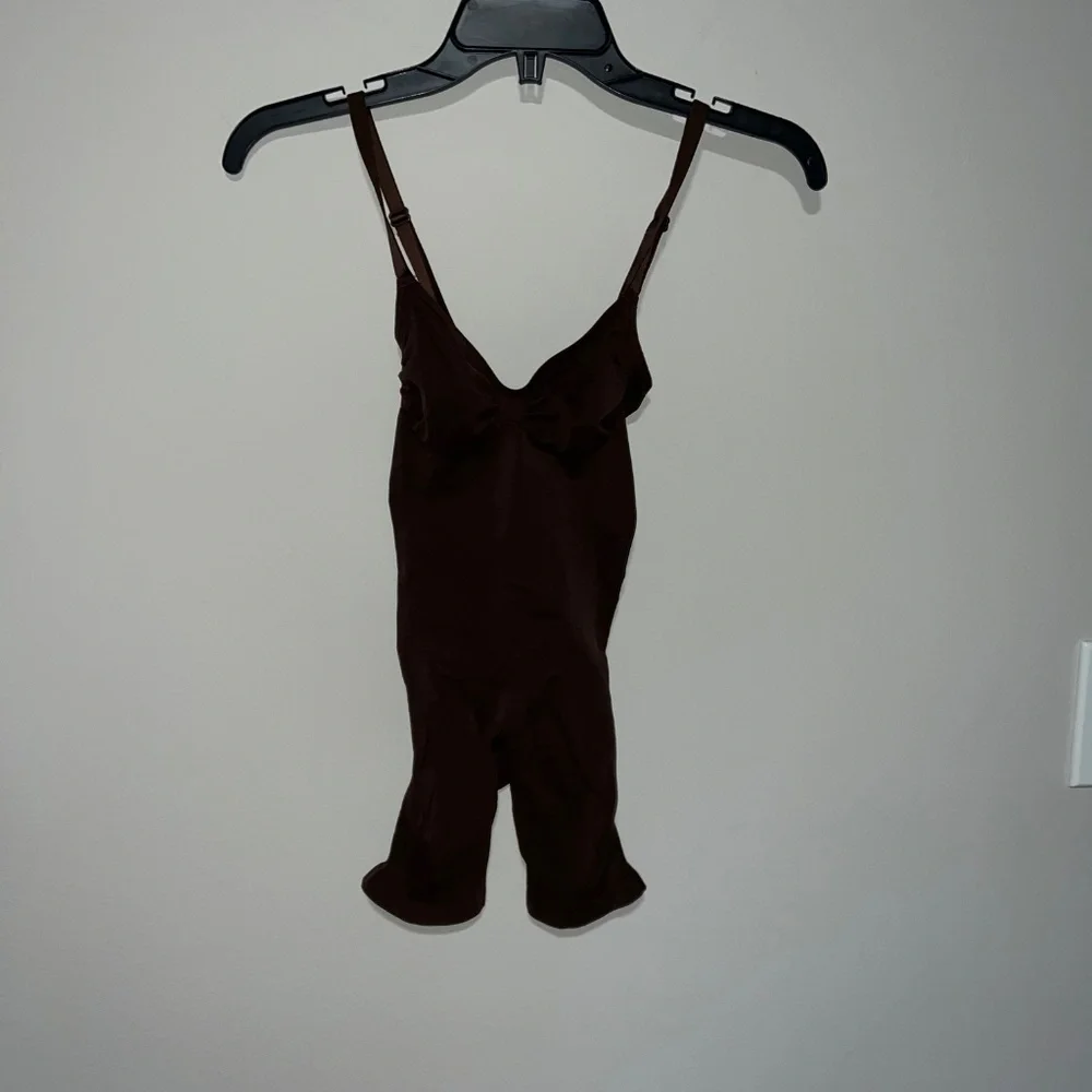 SKIMS SEAMLESS SCUPLT MID THIGH BODYSUIT brown cocoa small